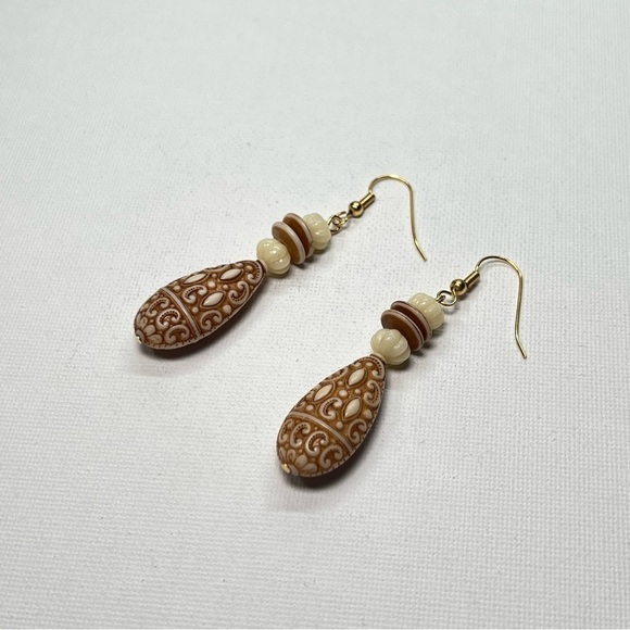 VINTAGE Acrylic/Wood Beaded Dangle Hook Earrings with Hematite Beads - Picture 3 of 8